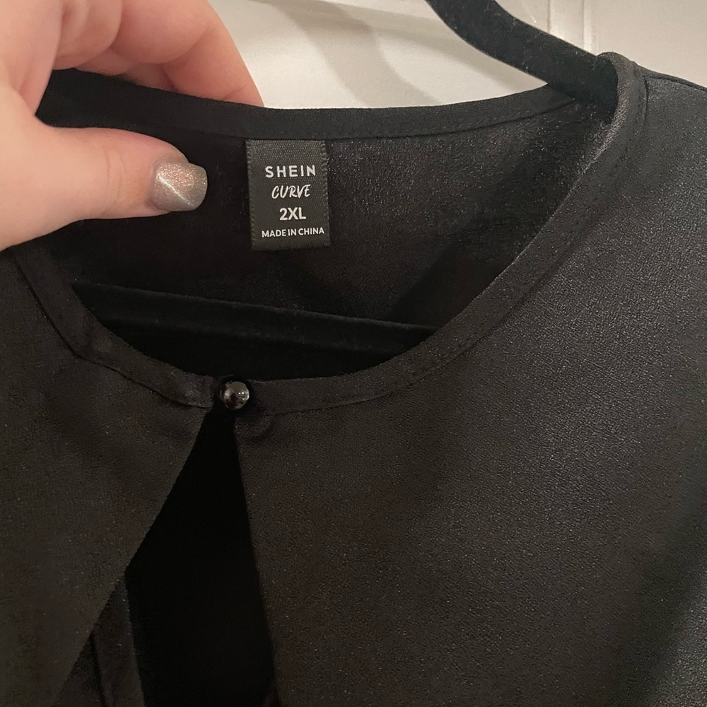 SHEIN Black Keyhole Sleeveless Blouse - Picture 4 of 4